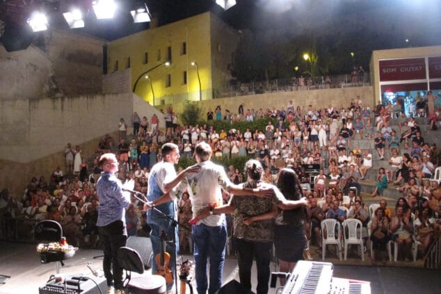 Andrea Motis protagoniza el mejor concierto vivido en Dénia en mucho tiempo 2 Imagen: La plaça del Consell repleta para ver a Andrea Motis