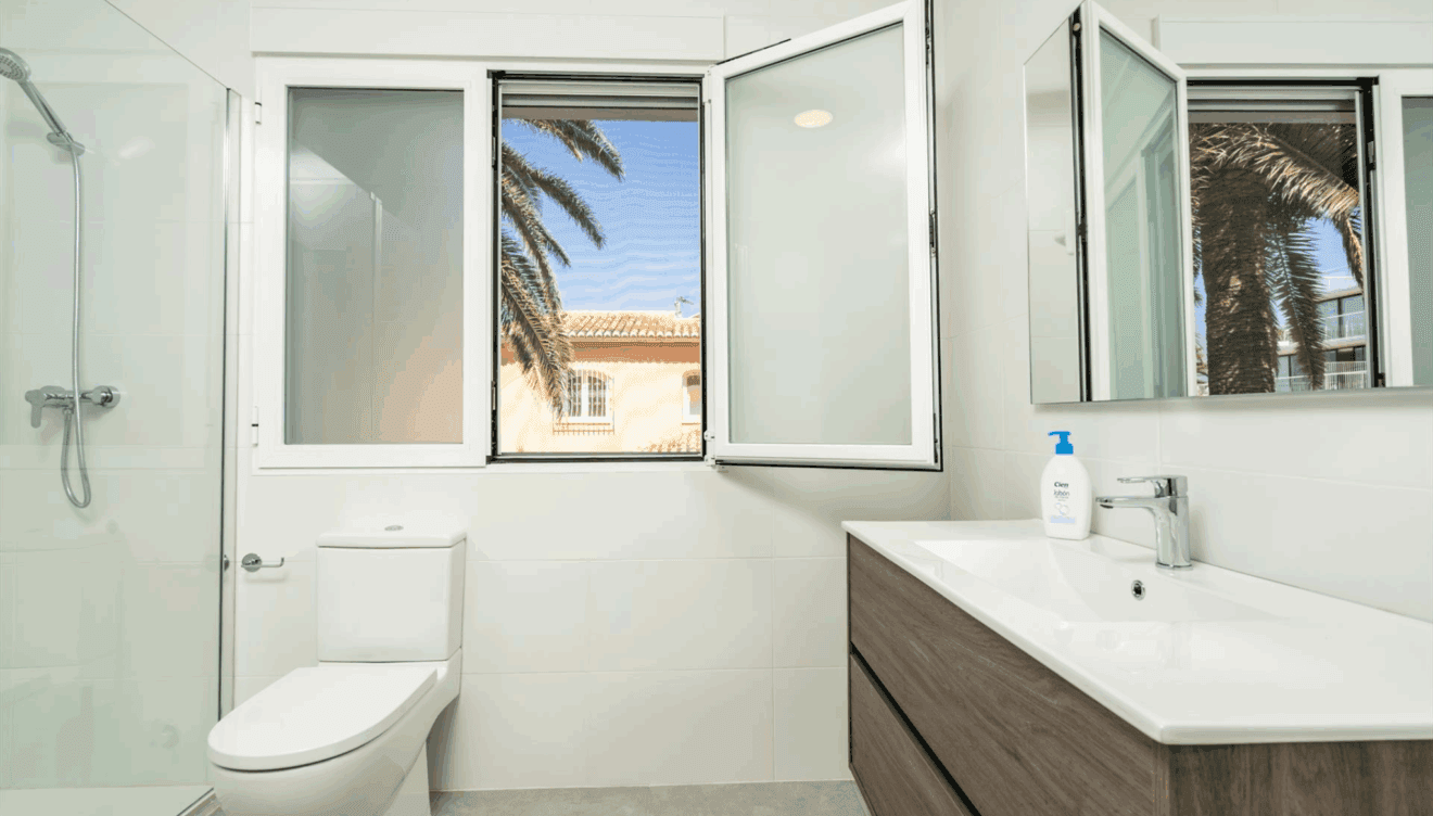 Cuarto de baño con ducha y lavabo