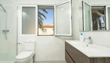 Cuarto de baño con ducha y lavabo