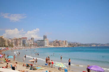 dia de sol en la playa de la fossa de calp