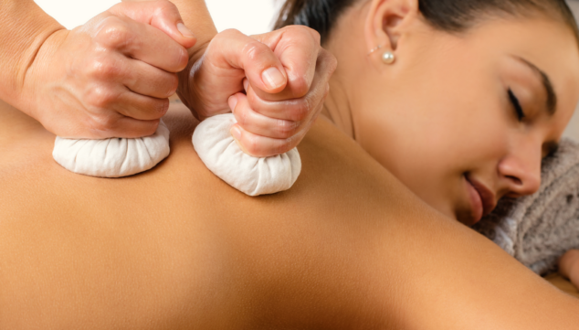Imagen: El masaje con pindas es una técnica ayurvédica que utiliza bolsas calientes rellenas de hierbas y especias