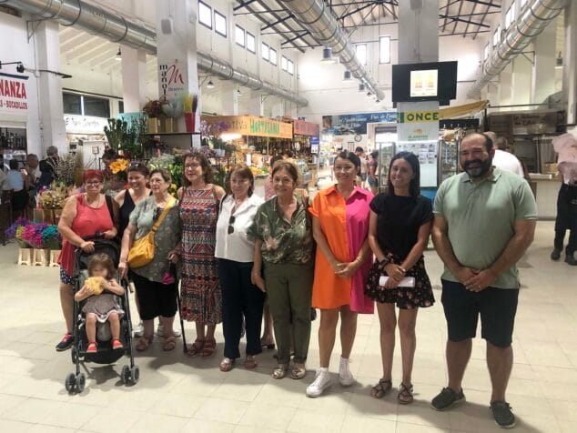 el mercado de denia acoge una iniciativa solidaria para recoger fondos para amunt contra el cancer con la colaboracion de gelart