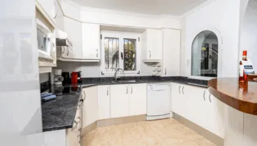 Espaciosa cocina con acceso al comedor