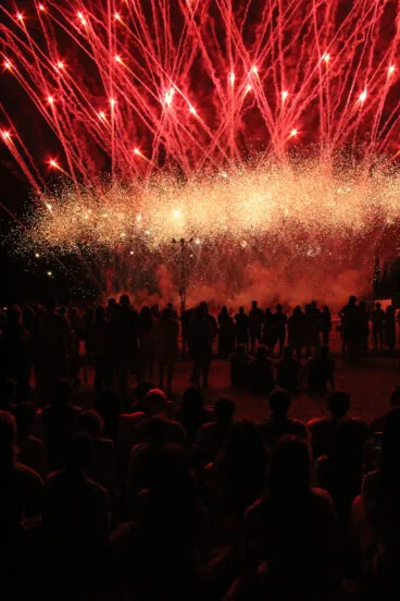 Gran expectación durante el castillo de fuegos de las fiestas mayores de Dénia 2023