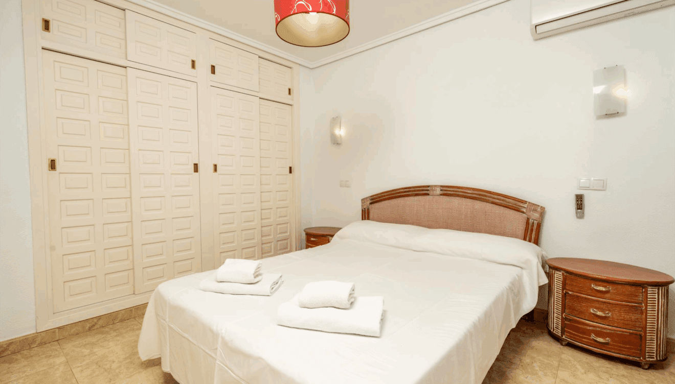 Habitación con armario empotrado