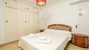 Habitación con armario empotrado