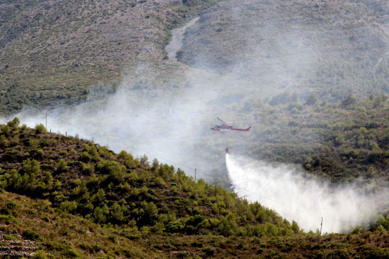 Labores de extinción del incendio de Dénia