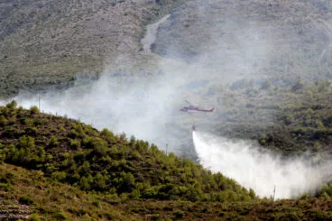 Labores de extinción del incendio de Dénia