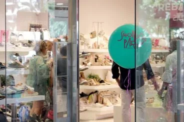 interior de una tienda de denia durante una campancc83a de comercio