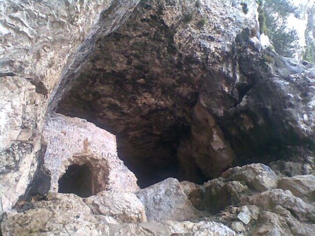 Imagen: La Cova de l'Aigua, situada en el Montgó