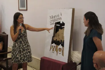 Las responsables del cartel de Moros i Cristians Dénia 2023 en su explicación sobre la obra
