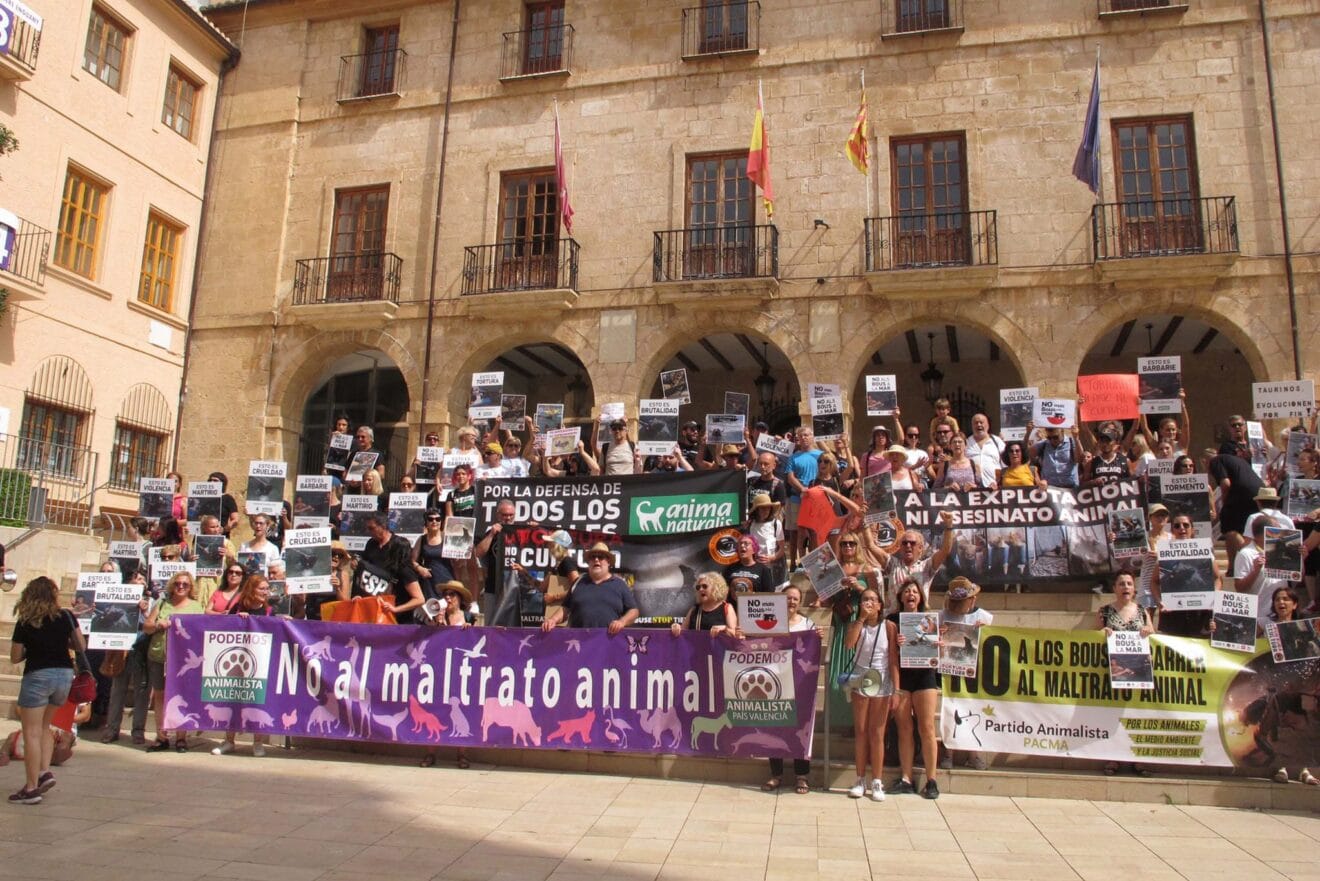 Concentración contra los Bous a la Mar bajo el ayuntamiento de Dénia