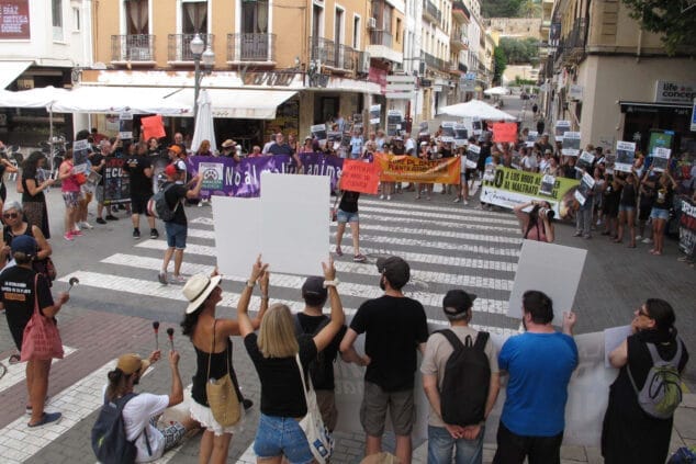 Imagen: La manifestación antitaurina ha recorrido varias calles del centro de Dénia