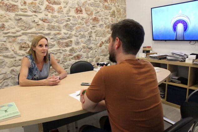 Marta Gascó, concejala de Transparencia, Modernización y Aulas de la Tercera Edad: «No hay que reducir las ventanillas presenciales, hay que mejorar las online» 2 Imagen: Marta Gascó atendiendo a las preguntas de este periódico