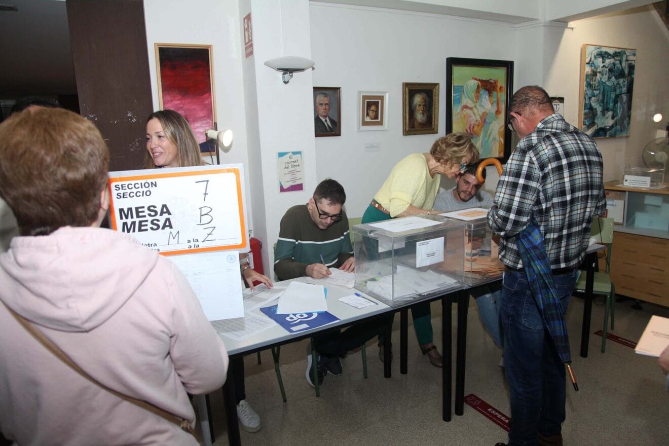 Mesa electoral en Dénia durante las elecciones locales y autonómicas de 2023