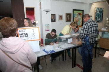 Mesa electoral en Dénia durante las elecciones locales y autonómicas de 2023