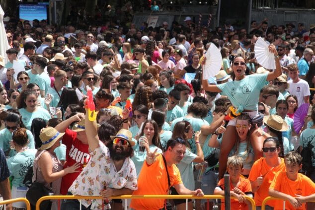 multitud bajo el calor del primer dia de fiestas de denia