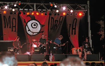 obrint pas en el primer escenario del almadrava rock de 1999 carles galindo