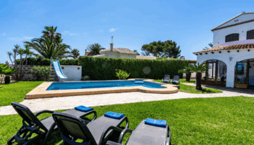 Piscina con tobogán