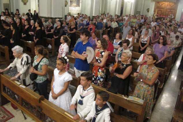 El concierto de la banda pone el broche final a una jornada repleta de tradiciones en Dénia 57 procesion de la santissima sang de denia 02