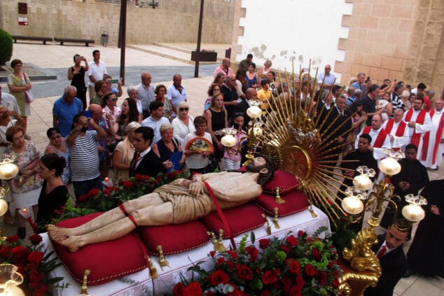 El concierto de la banda pone el broche final a una jornada repleta de tradiciones en Dénia 48 procesion de la santissima sang de denia 11