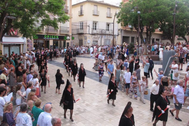 El concierto de la banda pone el broche final a una jornada repleta de tradiciones en Dénia 47 procesion de la santissima sang de denia 12