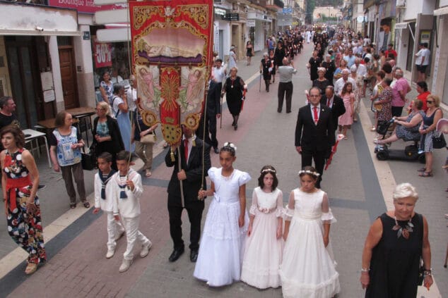 El concierto de la banda pone el broche final a una jornada repleta de tradiciones en Dénia 42 procesion de la santissima sang de denia 17