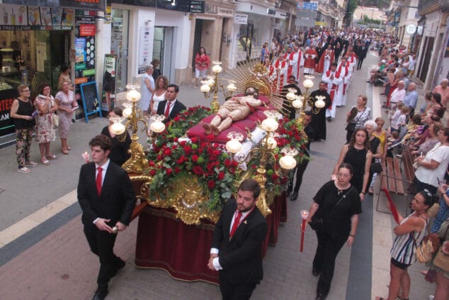 El concierto de la banda pone el broche final a una jornada repleta de tradiciones en Dénia 38 procesion de la santissima sang de denia 21