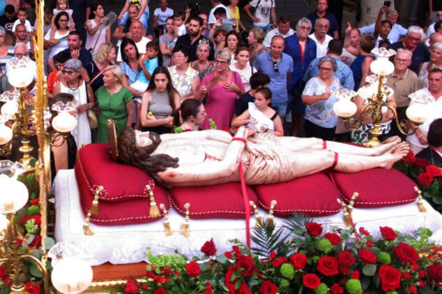 El concierto de la banda pone el broche final a una jornada repleta de tradiciones en Dénia 30 procesion de la santissima sang de denia 29