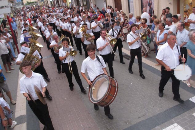 El concierto de la banda pone el broche final a una jornada repleta de tradiciones en Dénia 24 procesion de la santissima sang de denia 35