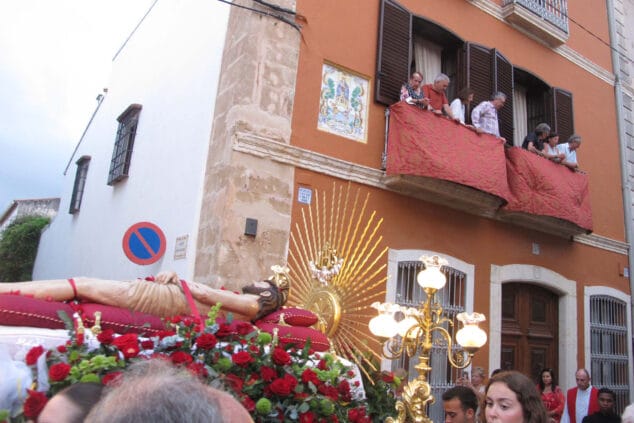 El concierto de la banda pone el broche final a una jornada repleta de tradiciones en Dénia 13 procesion de la santissima sang de denia 46