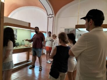Público en la visita guiada al museo de Dénia