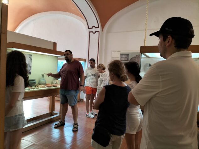 Imagen: Público en la visita guiada al museo de Dénia