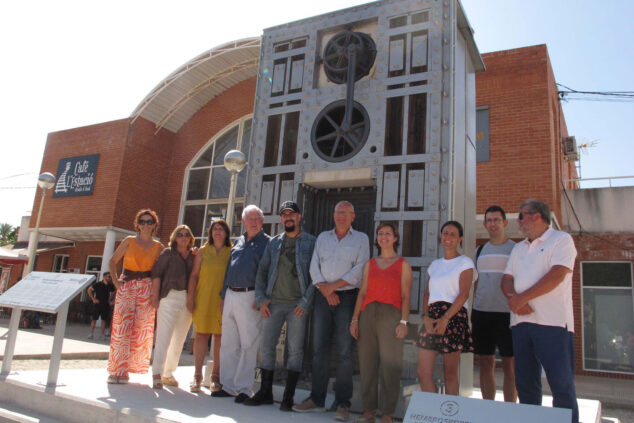 Imagen: Representantes en la inauguración de la escultura en la estación del TRAM de Dénia