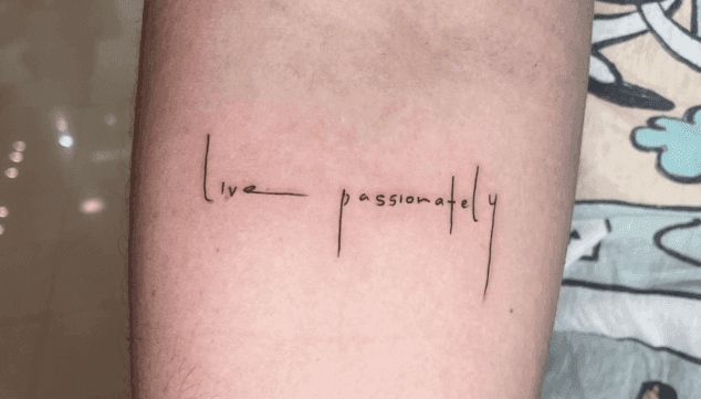 tatuaje minimalista fine line lettering en denia