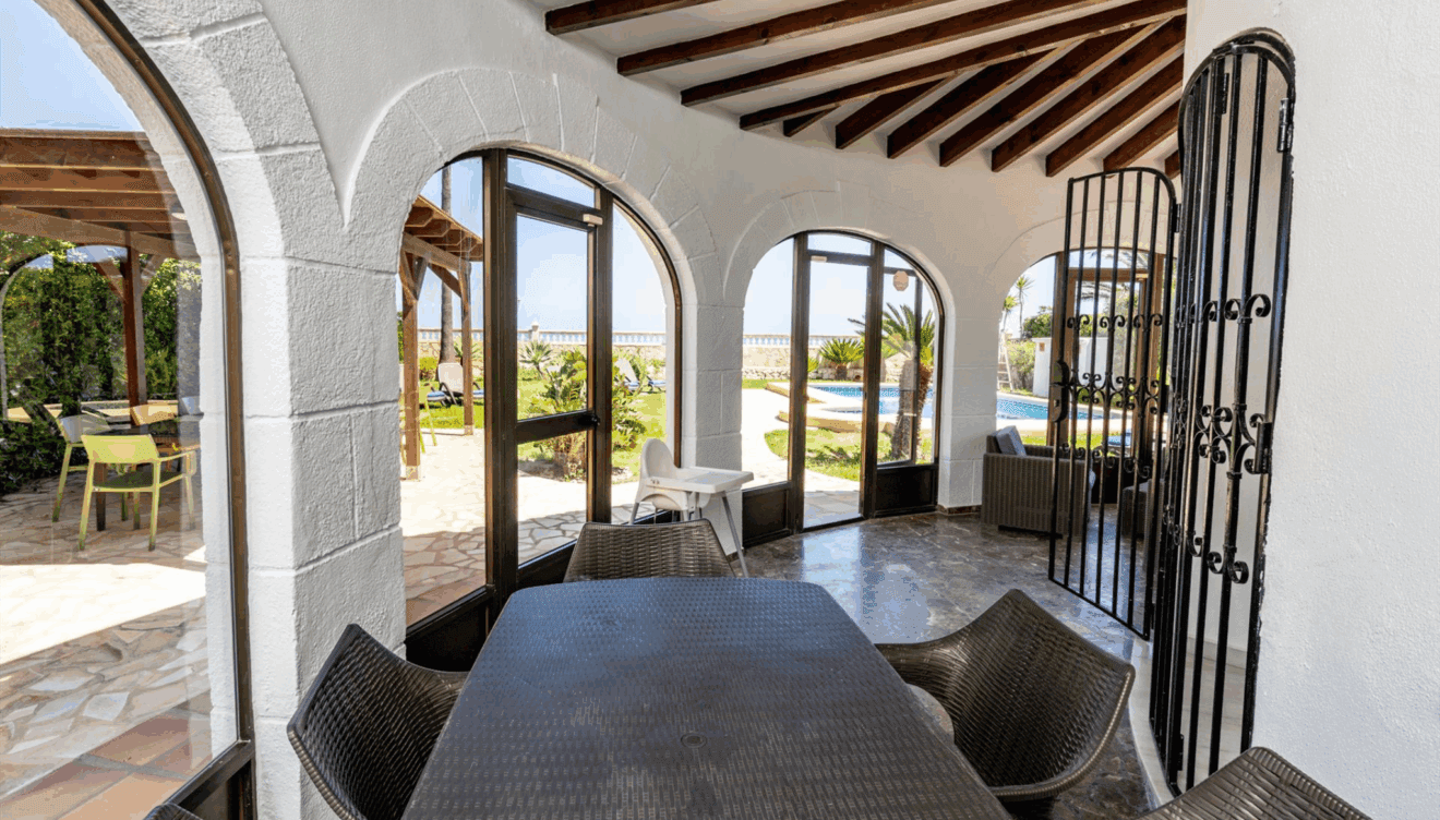 Terraza cubierta con comedor