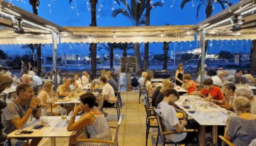 una amplia terraza para disfrutar del buen clima