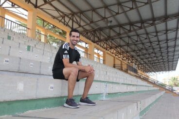 valen alcala habla de los proyectos de sus concejalias desde la grada del polideportivo de denia