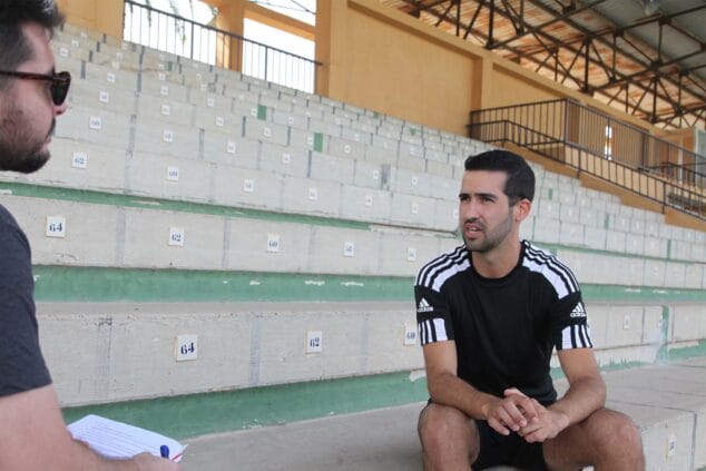 Imagen: Valen Alcalà respondiendo a las preguntas de este periódico