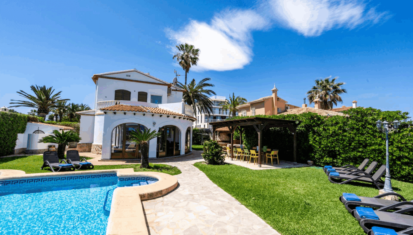 Villa con piscina en el jardín