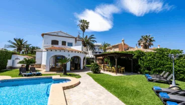 Villa con piscina en el jardín