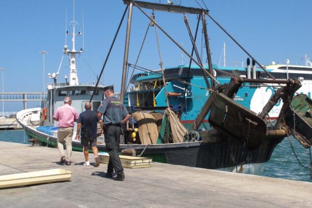El mar se cobra una nueva vida en Dénia 3 Imagen: Agente de la Guardia Civil en el puerto de Dénia