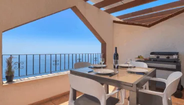 Balcón terraza con comedor y barbacoa