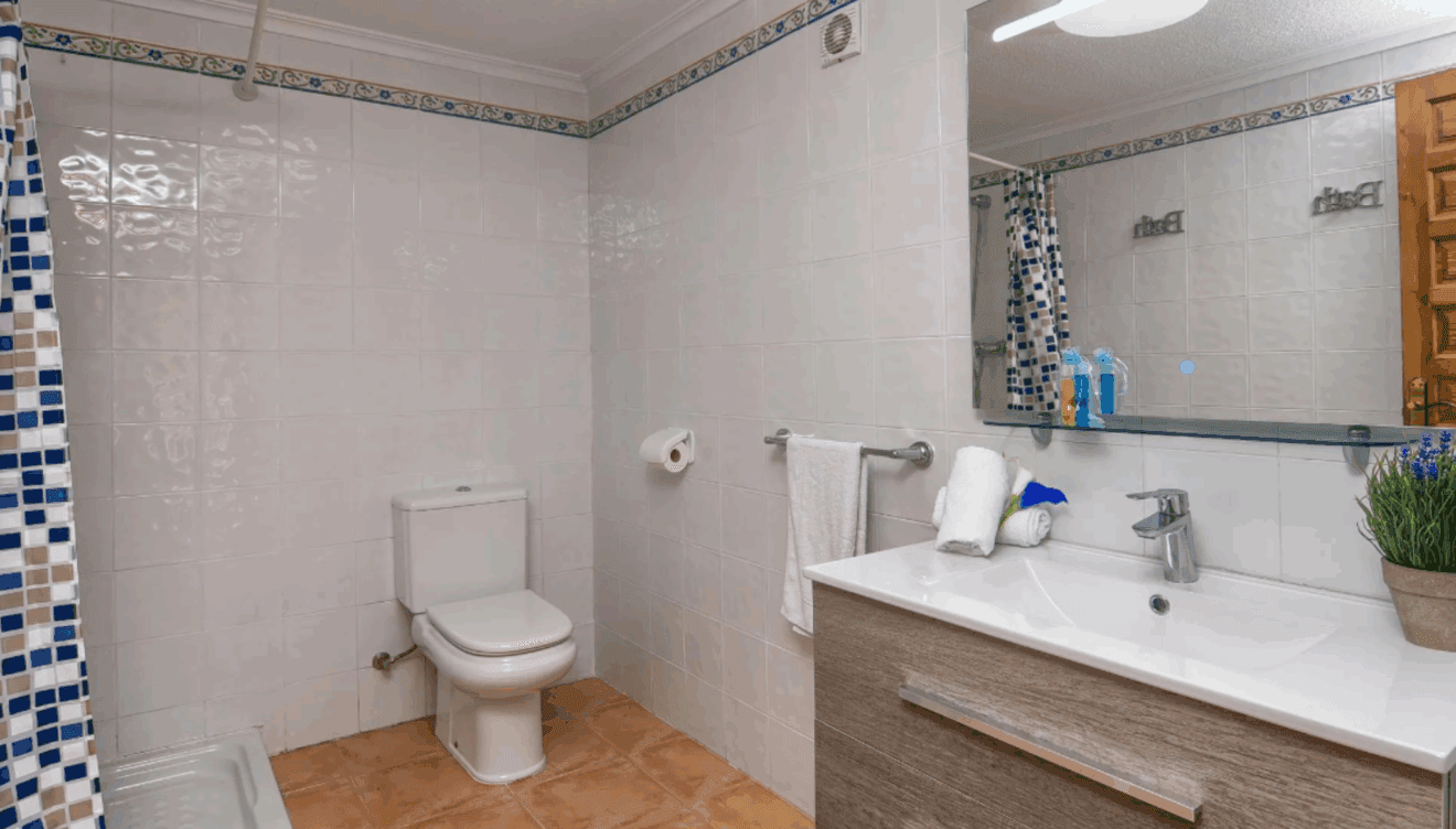 Baño espacioso y funcional