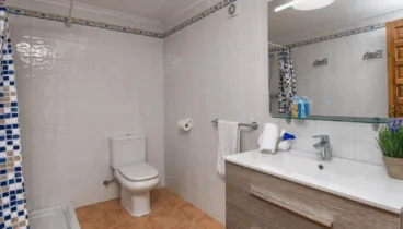 Baño espacioso y funcional