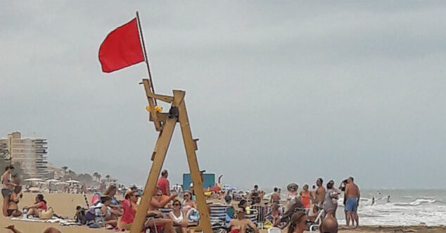 Image: Drapeau rouge sur une plage de Dénia