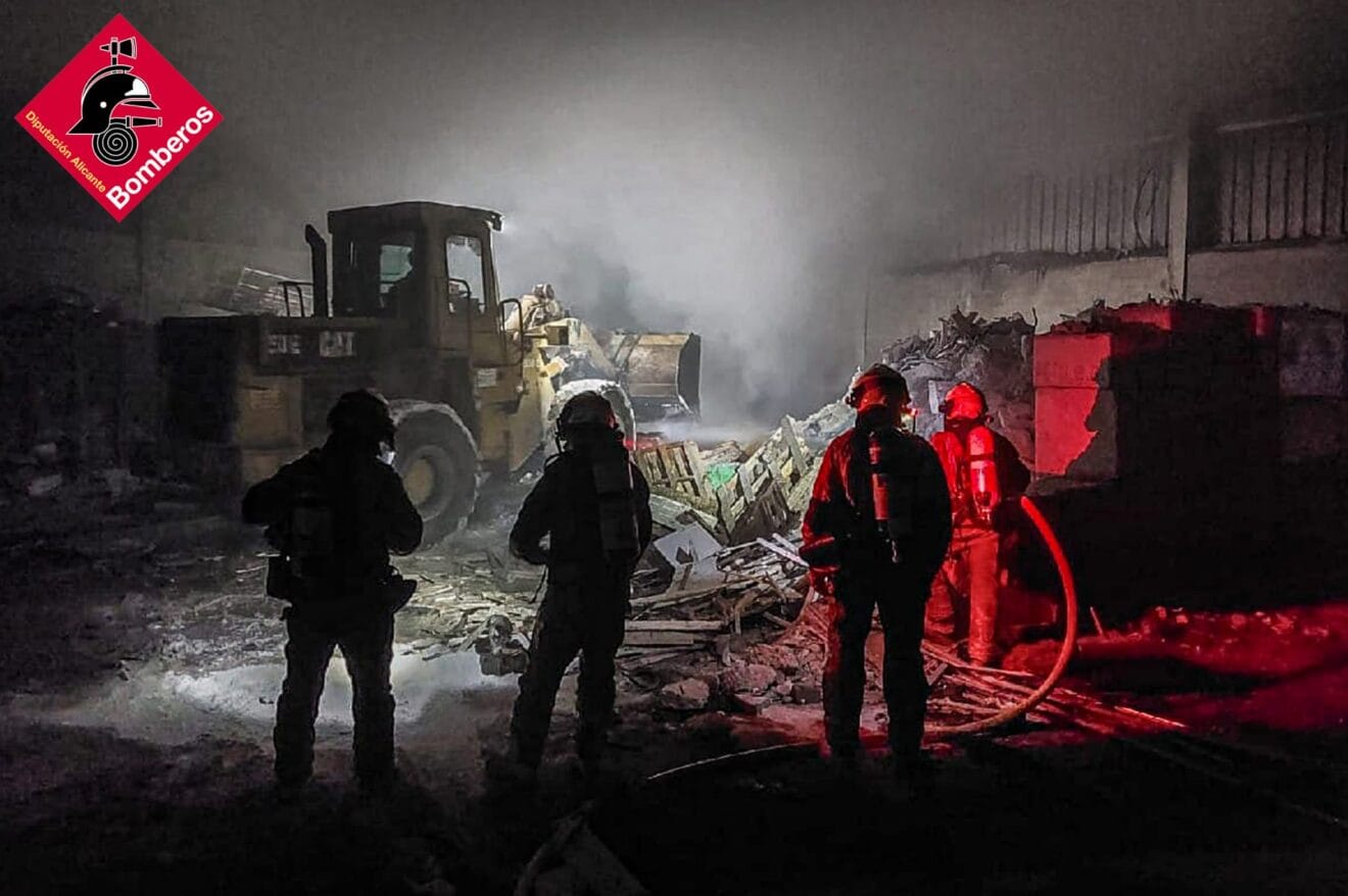 Bomberos en el lugar del incendio de Dénia