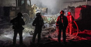 bomberos en el lugar del incendio de denia portada