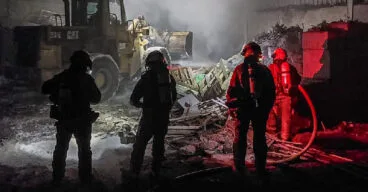 Bomberos en el lugar del incendio de Dénia portada