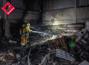 Bomberos extinguiendo las llamas